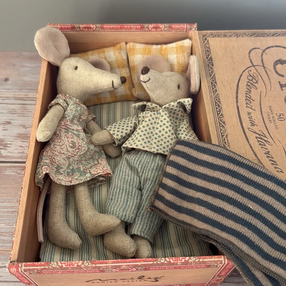 Maileg Mum & Dad Mouse in Cigar Box - Retired - Picture 4 of 4